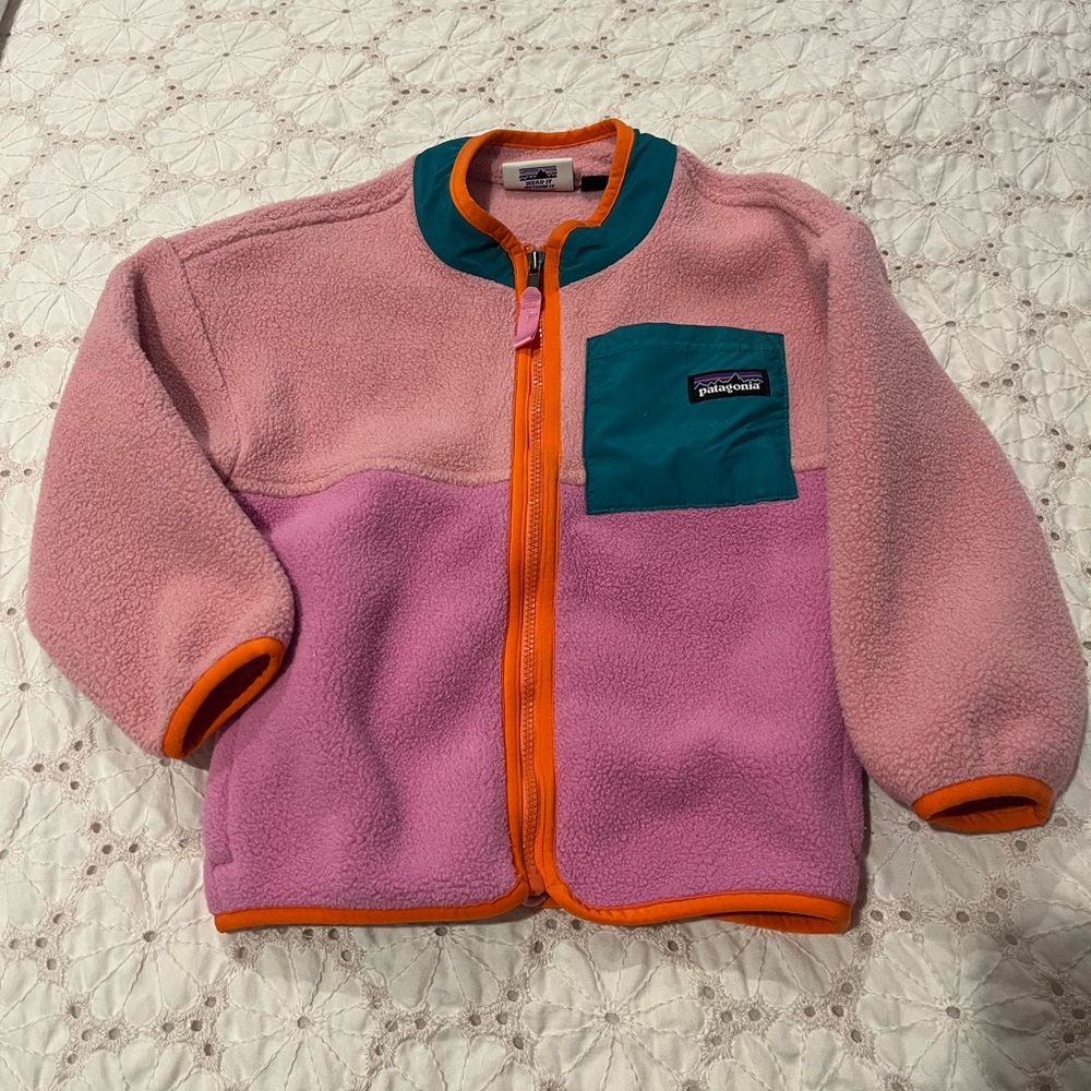 Patagonia kids fleece size 3T. Barely worn, in great condition